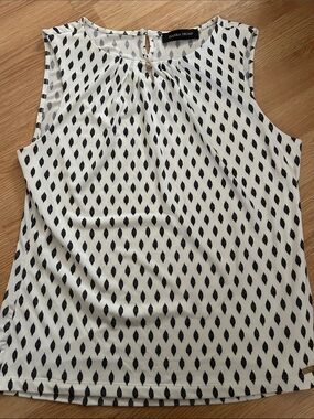 Black & white sleeveless blouse